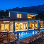 Villa Porto Mimice, 40sqm Heated Private Pool, 4 Bedrooms, Sauna, Gym, Billiard Mimice