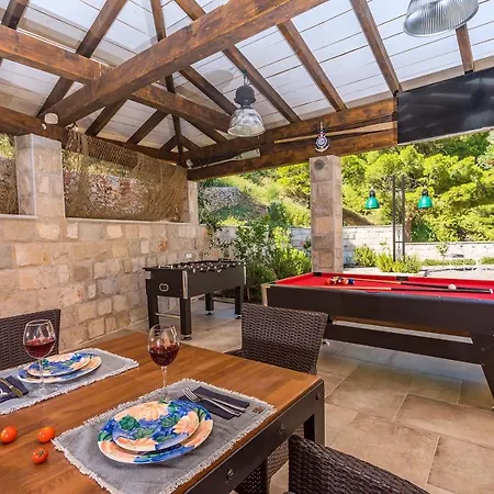 Porto Mimice, 40sqm Heated Private Pool, 4 Bedrooms, Sauna, Gym, Billiard וילה