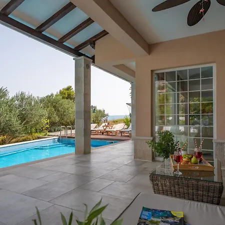Porto Mimice, 40sqm Heated Private Pool, 4 Bedrooms, Sauna, Gym, Billiard וילה