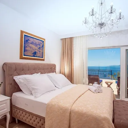Porto Mimice, 40sqm Heated Private Pool, 4 Bedrooms, Sauna, Gym, Billiard וילה