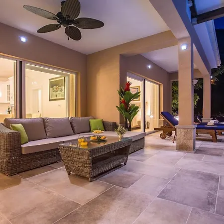 וילה Porto Mimice, 40sqm Heated Private Pool, 4 Bedrooms, Sauna, Gym, Billiard
