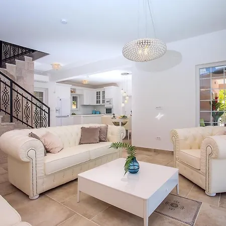 וילה Porto Mimice, 40sqm Heated Private Pool, 4 Bedrooms, Sauna, Gym, Billiard מימיצה