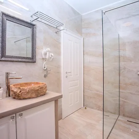 Porto Mimice, 40sqm Heated Private Pool, 4 Bedrooms, Sauna, Gym, Billiard וילה